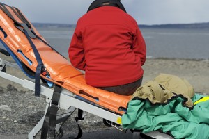 Patient sittande på bår.
