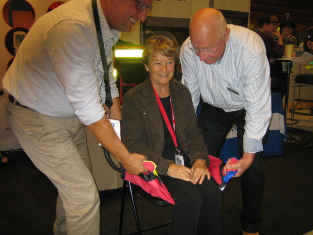 Karin lyfts enkelt med Pro Move selen från HELP & RESCUE.
