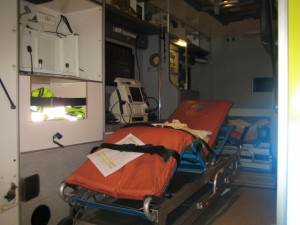 Umeå ambulans parkerad i klassrummet.